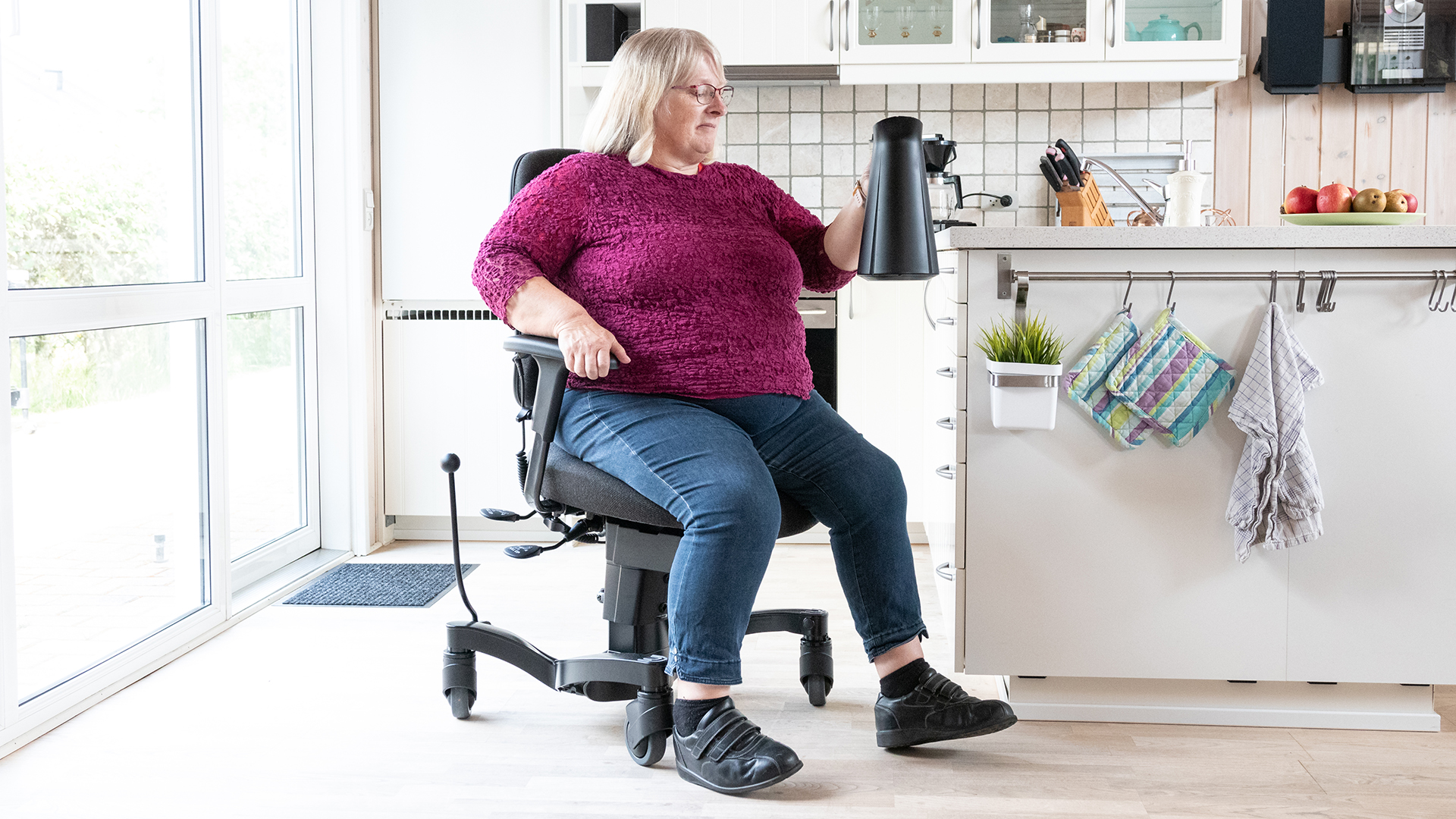 velachair-700e-walking-in-chair-1920x1080_id001-1